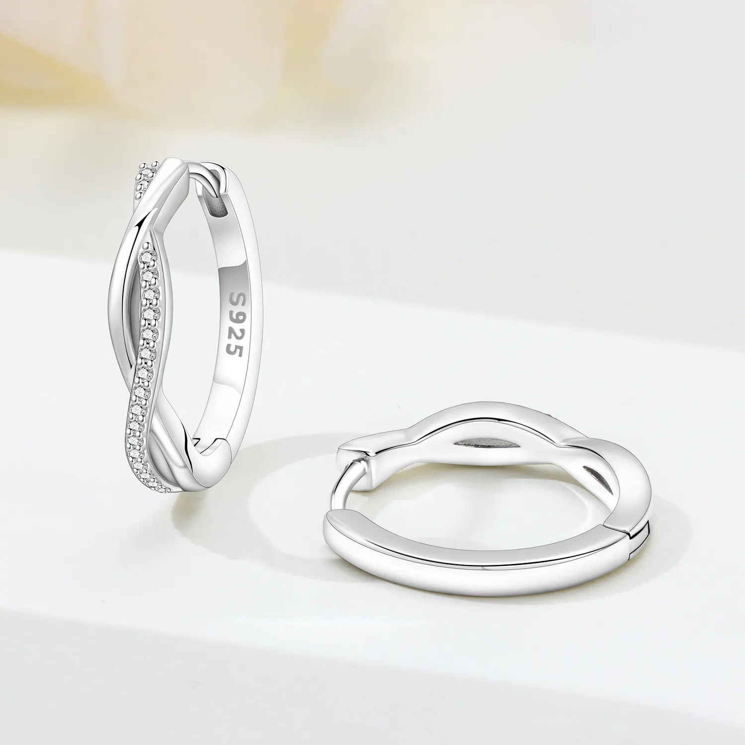 Orecchini a Cerchio Intrecciati in Argento 925 – Stile Trendy